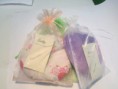 TUTO NINOS /BEBES, REDONDO VARIEDAD DE DISEÑOS MÀS, BOLSA GURDADO DE ORGANZA Y TARJETA CON INSTRUCCIONES DE USO.